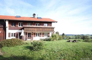 Bauernhaus kaufen in 87452 Altusried, Bauernhaus mit zwei Einheiten, Garagen, Garten, Wirtschaftsraum, Weitblick, ruhige Lage - Altusried