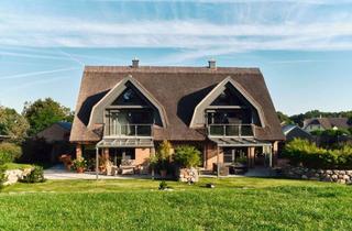 Haus kaufen in Rügenresort 24a, 18586 Middelhagen, Hochklassige Villenhälfte unter Reet mit bezauberndem Garten und Ostseeflair