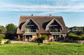 Haus kaufen in Rügenresort 24b, 18586 Middelhagen, Hochklassige Villenhälfte unter Reet mit bezauberndem Garten und Ostseeflair