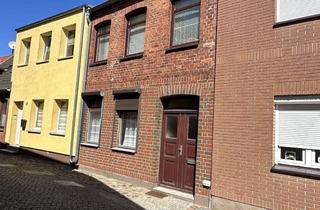 Haus kaufen in Kleiner Vogelsang 17, 23936 Grevesmühlen, RESERVIERT !!Älteres großes RMH in zentraler Lage Innenstadt/ mit Garage und Werkstatt!!