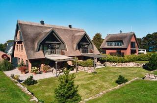 Villa kaufen in Rügenresort 24, 18586 Middelhagen, Repräsentative Strandvilla unter Reet mit hochwertiger Ausstattung und großzügigem Garten
