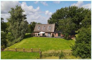 Haus kaufen in 25870 Oldenswort, Traumhafter Blick ins Eiderstedter Land: Topsaniertes Landhaus unter Reet mit Erdwärme, Kamin uvm.