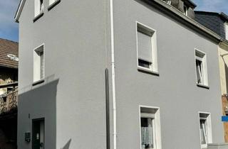 Haus kaufen in 56645 Nickenich, Bezahlbares Haus mit Carport, Nebengebäude