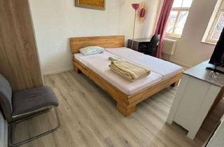 Immobilie mieten in Graf-Ulrich-Str., 71229 Leonberg, Am oberen Marktplatz möblierte Ein-Zimmer-Appartement,Küche mit Essecke, Tageslichtbad mit Waschmas