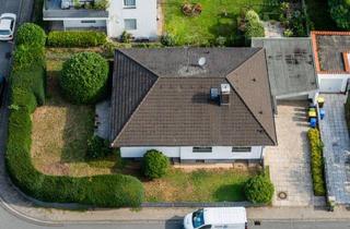 Haus kaufen in 65462 Ginsheim-Gustavsburg, Direkt beziehbarer Bungalow mit Tageslichtbad und Doppelgarage auf 513 m² großem Grundstück