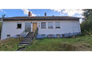 Haus kaufen in 35216 Biedenkopf, Ländliches Anwesen mit Stallungspotenzial: 2-geschossiges Haus, große Scheune, sowie Weideflächen