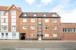 Anlageobjekt in 24534 Innenstadt, Mehrfamilienhaus mit Garagen und Garten