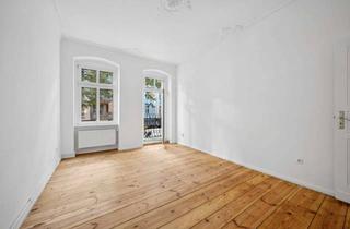 Wohnung kaufen in Simon-Dach-Straße 36, 10245 Friedrichshain, Friedrichshain, nahe Boxhagener Platz: Helle 2-Zimmer-Wohnung mit Aufzug, franz. Balkon & hohen Deck