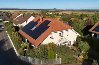 Einfamilienhaus kaufen in 35428 Langgöns, Großzügiges Einfamilienhaus mit Fernblick, PV-Anlage & Kachelofen in Langgöns