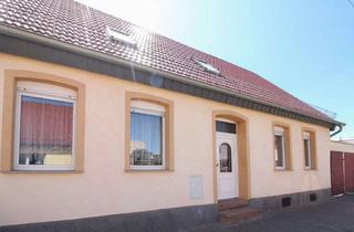 Anlageobjekt in 06193 Löbejün, Platz für Ihre Ideen: Sanierungsbedürftiges Einfamilienhaus mit Garten und Nebengebäuden in Löbejün