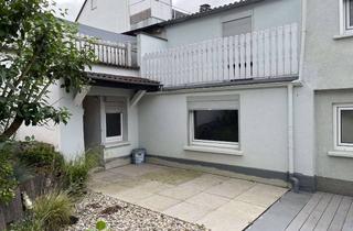 Wohnung mieten in Hollerweg, 61118 Bad Vilbel, Haus mit 2 ½ Zimmerwohnung, Küche, Bad und Terrasse oberhalb der Innenstadt