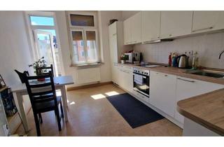 Wohnung mieten in Sophienstraße 10, 95028 Innenstadt, Charmante 4-Zimmer-Altbauwohnung mit hochwertiger Einbauküche und Balkon