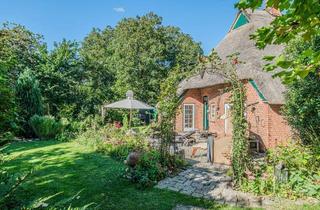 Haus kaufen in 23730 Sierksdorf, Reetzauber außen, modernes Innenleben ostseenah in Sierksdorf