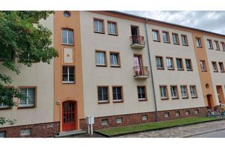 Wohnung kaufen in 03238 Finsterwalde, Lichtdurchflutete 3-Zimmer-Wohnung mit Balkon ins Grüne – charmantes Zuhause unterm Dach!