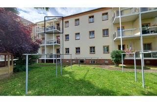 Wohnung kaufen in 03238 Finsterwalde, Lichtdurchflutete 3-Zimmer-Wohnung mit Balkon ins Grüne – charmantes Zuhause unterm Dach!