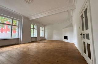 Wohnung kaufen in Schönburgstraße, 12103 Tempelhof, Bezugsfreie und großzügig geschnittene Altbauwohnung mit Stuck, Kamin und En-suite-Bad