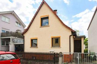 Anlageobjekt in 64653 Lorsch, Modernisierungsbedarf, aber viel Potenzial: Einfamilienhaus mit Garten und Garage in Lorsch
