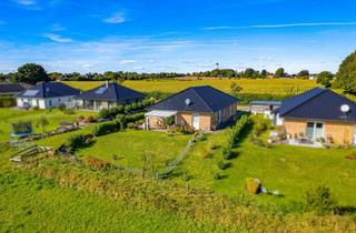 Haus kaufen in 24882 Schaalby, Investition oder Zuhause: vermietetes Doppelhaus aus 2016 mit 2 WE, KfW-55, 142m² Wfl. & Feldblick!