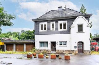 Haus kaufen in 51789 Lindlar, Ein-/Zweifamilienhaus mit 3 Garagen!