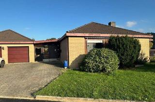 Haus kaufen in 34593 Knüllwald, Knüllwald / Rengshausen - Bungalow mit Einliegerwohnung mit großem Grundstück und Doppelgarage in 34593 KnüllwaldRengshausen