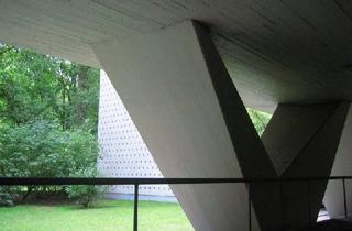 Wohnung kaufen in Altonaer Strasse 10, 10557 Berlin, Berlin - bezugsfreie 2 Zi-Whg in DER Architektur-Ikone im Oskar Niemeyer Haus mit Balkon und EBK