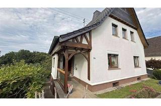 Haus kaufen in Holschbacher Straße 64, 57537 Wissen, Beliebte Ortsrandlage in Wissen: älteres EFH mit Dachterrasse, Garten und zwei Garagen