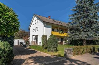 Anlageobjekt in 78244 Gottmadingen, Ein Haus – viele Möglichkeiten: Doppelhaushälfte mit drei Wohneinheiten