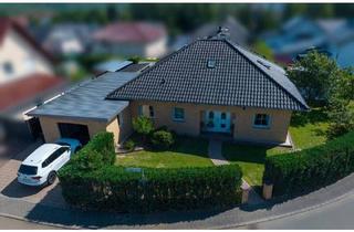 Haus kaufen in 55765 Birkenfeld, Birkenfeld - Charmanter Bungalow in ruhiger Lage: Wohnen wie im Urlaub