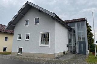 Haus kaufen in 94544 Hofkirchen, Hofkirchen - Gepflegtes Zweifamilienhaus in Garham Renditeobjekt!