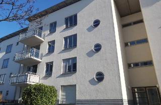 Wohnung kaufen in 12529 Schönefeld, Schönefeld - Renovierte 2-Zimmer Dachgeschosswohnung mit hohen Decken + Balkon
