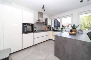 Wohnung kaufen in 44805 Bochum, Bochum - Hochwertige 3-Zimmer-Dachgeschosswohnung mit Balkon & Stellplatz in kernsaniertem 3-Familienhaus