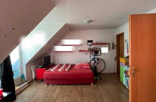 Wohnung kaufen in 93073 Neutraubling, Stilvolle 1-Raum-Dachgeschosswohnung mit Balkon und Einbauküche in Neutraubling