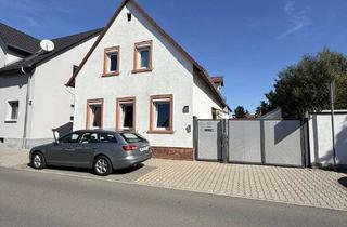 Einfamilienhaus kaufen in 68623 Lampertheim, Zwei Wohneinheiten auf großem Grundstück in zentraler Lage – saniertes Einfamilienhaus & Bungalow