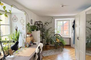 Wohnung kaufen in 93047 Innenstadt, Altbaucharme erleben: 2-Zimmer-Wohnung im Einzeldenkmal mit Aufzug