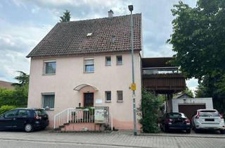 Haus kaufen in Ilsfelder Str. 30, 74348 Lauffen, Freistehendes Zweifamilienhaus mit Garage, 3 PKW Stellplätzen und einer schönen Balkonterrasse