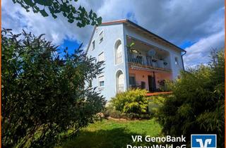 Haus kaufen in 93128 Regenstauf, Solides Zweifamilienhaus in guter Lage von Regenstauf - interessant für Familien und Kapitalanleger!