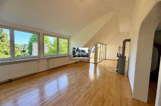 Wohnung kaufen in 40593 Düsseldorf, Düsseldorf - Lichtdurchflutete Dachgeschoss Wohnung in D-Urdenbach zu verkaufen