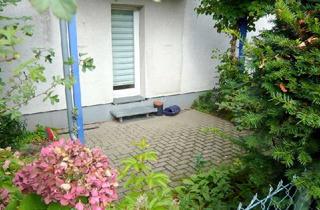 Wohnung kaufen in 45136 Bergerhausen, Essen-Bergerhausen – Erdgeschoss mit Terrasse und eigenem Garten, Bad mit Fenster, ruhige Lage