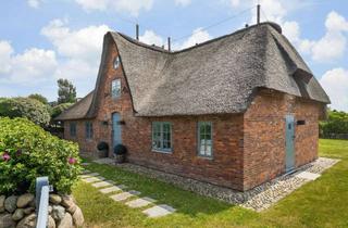 Haus kaufen in 25992 List (Sylt), Liebevoll sanierte, reetgedeckte Kate "Ual Hüs" in schöner Lage