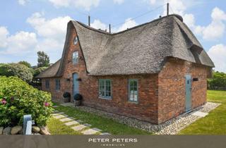 Haus kaufen in 25992 List, Liebevoll sanierte, reetgedeckte Kate "Ual Hüs" in schöner Lage