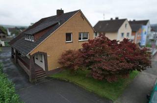Einfamilienhaus kaufen in Bahnhofstraße 62, 37688 Beverungen, Beverungen - Massives Einfamilienhaus mit Garten und Garagen in Beverungen