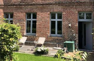 Wohnung mieten in Veteranenstraße 24, 10119 Mitte, Exklusive, voll möblierte 4-Zimmer-Wohnung über drei Etagen mit Balkon & Privatgarten in bester Lage