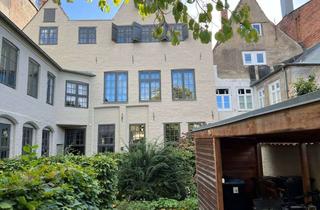 Wohnung kaufen in 23552 Innenstadt, Luxuriöse 2-Zimmer-Terrassenwohnung auf der Lübecker Altstadtinsel ! Kernsaniert ! Denkmalschutz
