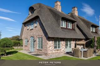 Haus kaufen in 25996 Wenningstedt-Braderup, Charmante reetgedeckte Ferienhaushälfte in toller Lage von Wenningstedt