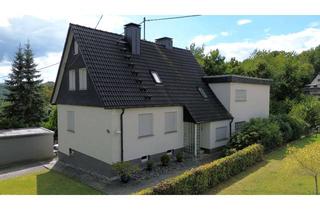 Haus kaufen in Am Alten Heck 53, 57223 Kreuztal, Teilmodernisiertes Zweifamilienhaus in sehr schöner Lage - Viel Platz für die ganze Familie