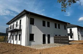 Wohnung kaufen in 94356 Kirchroth, Kirchroth - 3-Zimmer-Neubauwohnung mit Balkon, Garten & Blick ins Grüne
