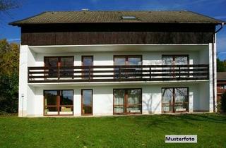 Anlageobjekt in Schillerstraße XX, 39517 Tangerhütte, Einseitig angeb. 1- bis 2-Familienhaus mit Garagen und Schuppen