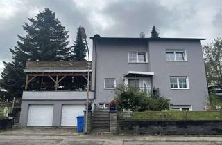 Haus kaufen in 75180 Dillweißenstein, Familienidylle mit zwei Wohneinheiten, großem Garten und Traumterrasse–Zweifamilienhaus in begehr