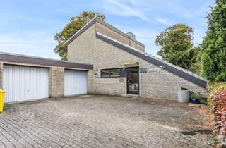 Einfamilienhaus kaufen in 27574 Geestemünde, Einfamilienhaus in rückwärtiger Lage mit zwei Garagen in Bremerhaven