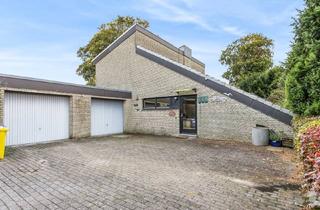 Einfamilienhaus kaufen in 27574 Bremerhaven, Einfamilienhaus in rückwärtiger Lage mit zwei Garagen in Bremerhaven